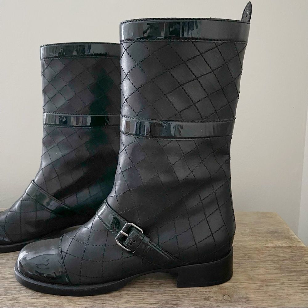 CHANEL black quilted Pull on Patent Leather boots - Picture 2 of 13